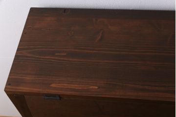 アンティーク家具　リメイク品　明治期の松材を利用したパタパタ扉の脚付き収納棚(戸棚、下駄箱、キャビネット)(2)