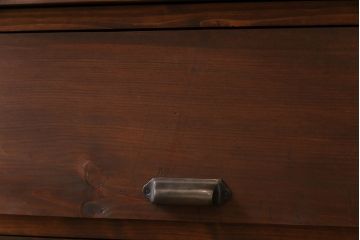 アンティーク家具　リメイク品　明治期の松材を利用したパタパタ扉の脚付き収納棚(戸棚、下駄箱、キャビネット)(2)