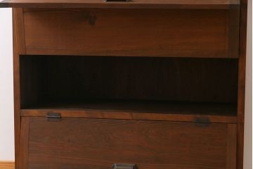 アンティーク家具　リメイク品　明治期の松材を利用したパタパタ扉の脚付き収納棚(戸棚、下駄箱、キャビネット)(2)