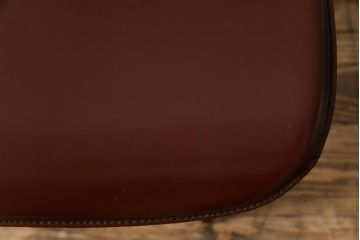 ヴィンテージ家具　イタリアビンテージ　本革　エレガントな雰囲気漂うレザーチェア(ダイニングチェア)