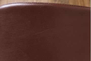 ヴィンテージ家具　イタリアビンテージ　本革　エレガントな雰囲気漂うレザーチェア(ダイニングチェア)