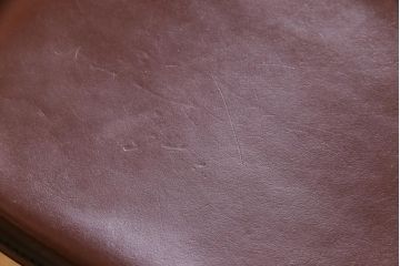 ヴィンテージ家具　イタリアビンテージ　本革　エレガントな雰囲気漂うレザーチェア(ダイニングチェア)