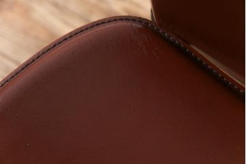 ヴィンテージ家具　イタリアビンテージ　本革　エレガントな雰囲気漂うレザーチェア(ダイニングチェア)(1)