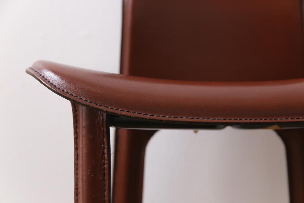 ヴィンテージ家具　イタリアビンテージ　本革　エレガントな雰囲気漂うレザーチェア(ダイニングチェア)(1)