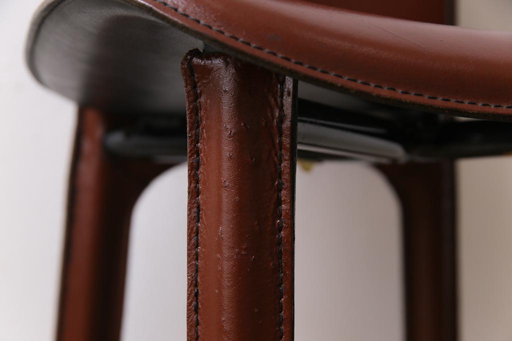 ヴィンテージ家具　イタリアビンテージ　本革　エレガントな雰囲気漂うレザーチェア(ダイニングチェア)(1)