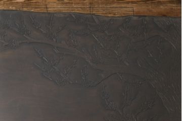中古　伝統工芸軽井沢彫り　特注品　天板栃の木一枚板　梅の大木が目を引く座卓(ローテーブル)(定価約88万円)(R-032057)