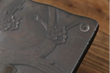 中古　伝統工芸軽井沢彫り　特注品　天板栃の木一枚板　梅の大木が目を引く座卓(ローテーブル)(定価約88万円)(R-032057)