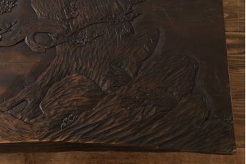 中古　伝統工芸軽井沢彫り　特注品　天板栃の木一枚板　梅の大木が目を引く座卓(ローテーブル)(定価約88万円)(R-032057)