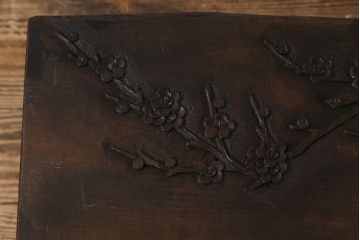 中古　伝統工芸軽井沢彫り　特注品　天板栃の木一枚板　梅の大木が目を引く座卓(ローテーブル)(定価約88万円)(R-032057)
