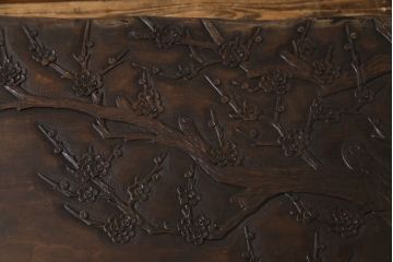 中古　伝統工芸軽井沢彫り　特注品　天板栃の木一枚板　梅の大木が目を引く座卓(ローテーブル)(定価約88万円)(R-032057)