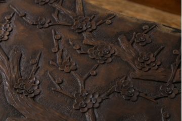 中古　伝統工芸軽井沢彫り　特注品　天板栃の木一枚板　梅の大木が目を引く座卓(ローテーブル)(定価約88万円)(R-032057)