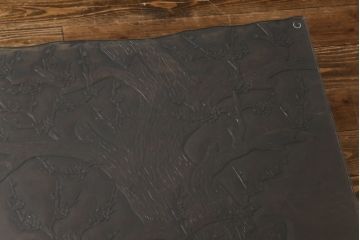 中古　伝統工芸軽井沢彫り　特注品　天板栃の木一枚板　梅の大木が目を引く座卓(ローテーブル)(定価約88万円)(R-032057)