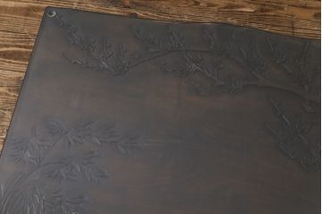 中古　伝統工芸軽井沢彫り　特注品　天板栃の木一枚板　梅の大木が目を引く座卓(ローテーブル)(定価約88万円)(R-032057)