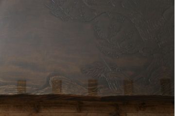 中古　伝統工芸軽井沢彫り　特注品　天板栃の木一枚板　梅の大木が目を引く座卓(ローテーブル)(定価約88万円)(R-032057)