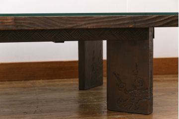 中古　伝統工芸軽井沢彫り　特注品　天板栃の木一枚板　梅の大木が目を引く座卓(ローテーブル)(定価約88万円)(R-032057)