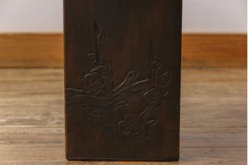 中古　伝統工芸軽井沢彫り　特注品　天板栃の木一枚板　梅の大木が目を引く座卓(ローテーブル)(定価約88万円)(R-032057)