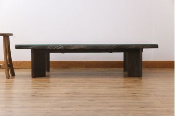 中古　伝統工芸軽井沢彫り　特注品　天板栃の木一枚板　梅の大木が目を引く座卓(ローテーブル)(定価約88万円)(R-032057)