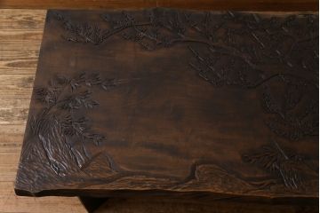 中古　伝統工芸軽井沢彫り　特注品　天板栃の木一枚板　梅の大木が目を引く座卓(ローテーブル)(定価約88万円)(R-032057)