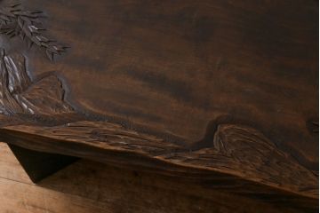 中古　伝統工芸軽井沢彫り　特注品　天板栃の木一枚板　梅の大木が目を引く座卓(ローテーブル)(定価約88万円)(R-032057)