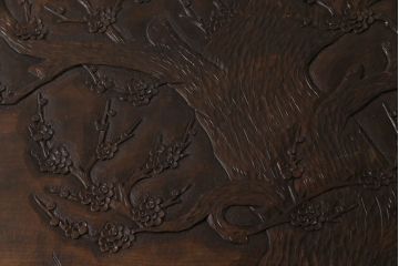 中古　伝統工芸軽井沢彫り　特注品　天板栃の木一枚板　梅の大木が目を引く座卓(ローテーブル)(定価約88万円)(R-032057)