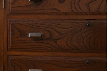 アンティーク家具　和製アンティーク　リメイク　脚付き　ケヤキの杢目が美しい上手物のローボード(ローチェスト、リビングボード)