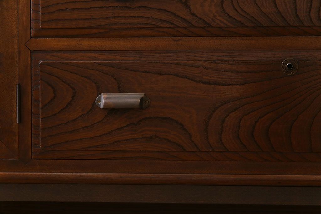 アンティーク家具　和製アンティーク　リメイク　脚付き　ケヤキの杢目が美しい上手物のローボード(ローチェスト、リビングボード)