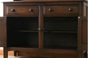 ヴィンテージ家具　イギリスビンテージ　ERCOL(アーコール)　Old Colonial(オールドコロニアル)　気品と風格が漂うカップボード(本棚、ブックシェルフ、食器棚)