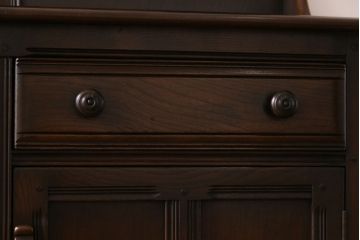 ヴィンテージ家具　イギリスビンテージ　ERCOL(アーコール)　Old Colonial(オールドコロニアル)　気品と風格が漂うカップボード(本棚、ブックシェルフ、食器棚)