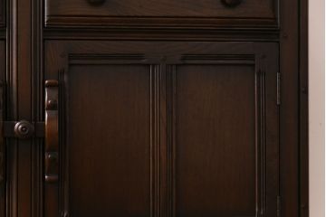 ヴィンテージ家具　イギリスビンテージ　ERCOL(アーコール)　Old Colonial(オールドコロニアル)　気品と風格が漂うカップボード(本棚、ブックシェルフ、食器棚)