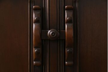ヴィンテージ家具　イギリスビンテージ　ERCOL(アーコール)　Old Colonial(オールドコロニアル)　気品と風格が漂うカップボード(本棚、ブックシェルフ、食器棚)