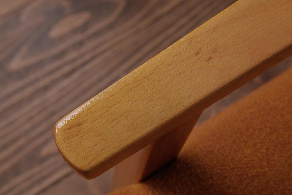 ヴィンテージ家具　北欧ビンテージ　ビーチ材　明るい木色が柔らかな雰囲気の1人掛けソファ(アームチェア)(1)