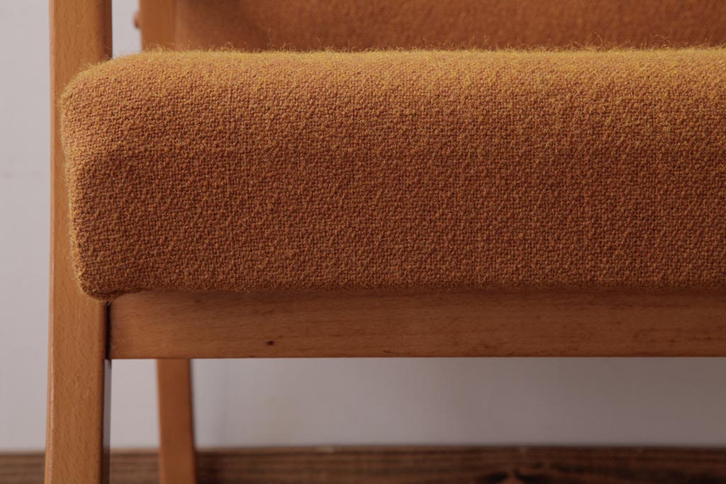 ヴィンテージ家具　北欧ビンテージ　ビーチ材　明るい木色が柔らかな雰囲気の1人掛けソファ(アームチェア)(1)