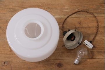 大正昭和初期　シンプルな乳白ガラスのペンダントライト(吊り下げ照明・天井照明)(1)