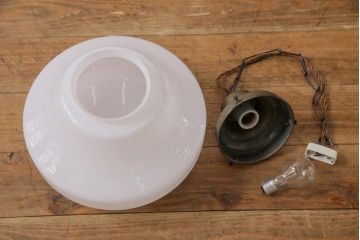 大正昭和初期　戦前　柔らかな印象の乳白色のガラス天井照明(吊り下げ照明、電笠)