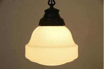 昭和レトロ　丸みを帯びた形が愛らしい小振りな天井照明(吊り下げ照明、電笠)