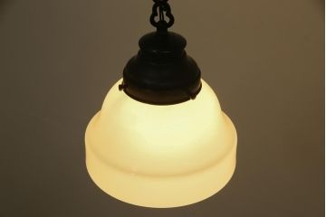 昭和レトロ　丸みを帯びた形が愛らしい小振りな天井照明(吊り下げ照明、電笠)