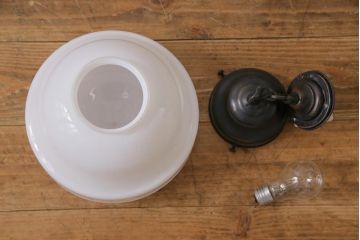 昭和レトロ　丸みを帯びた形が愛らしい小振りな天井照明(吊り下げ照明、電笠)