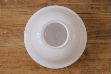 昭和レトロ　丸みを帯びた形が愛らしい小振りな天井照明(吊り下げ照明、電笠)