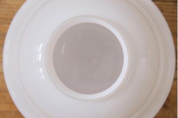 昭和レトロ　丸みを帯びた形が愛らしい小振りな天井照明(吊り下げ照明、電笠)