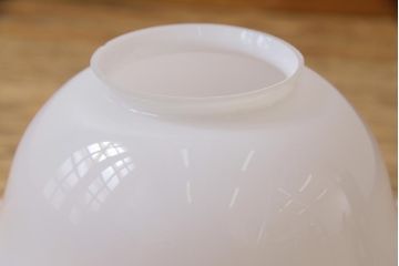 昭和レトロ　丸みを帯びた形が愛らしい小振りな天井照明(吊り下げ照明、電笠)