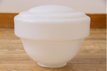 昭和レトロ　丸みを帯びた形が愛らしい小振りな天井照明(吊り下げ照明、電笠)