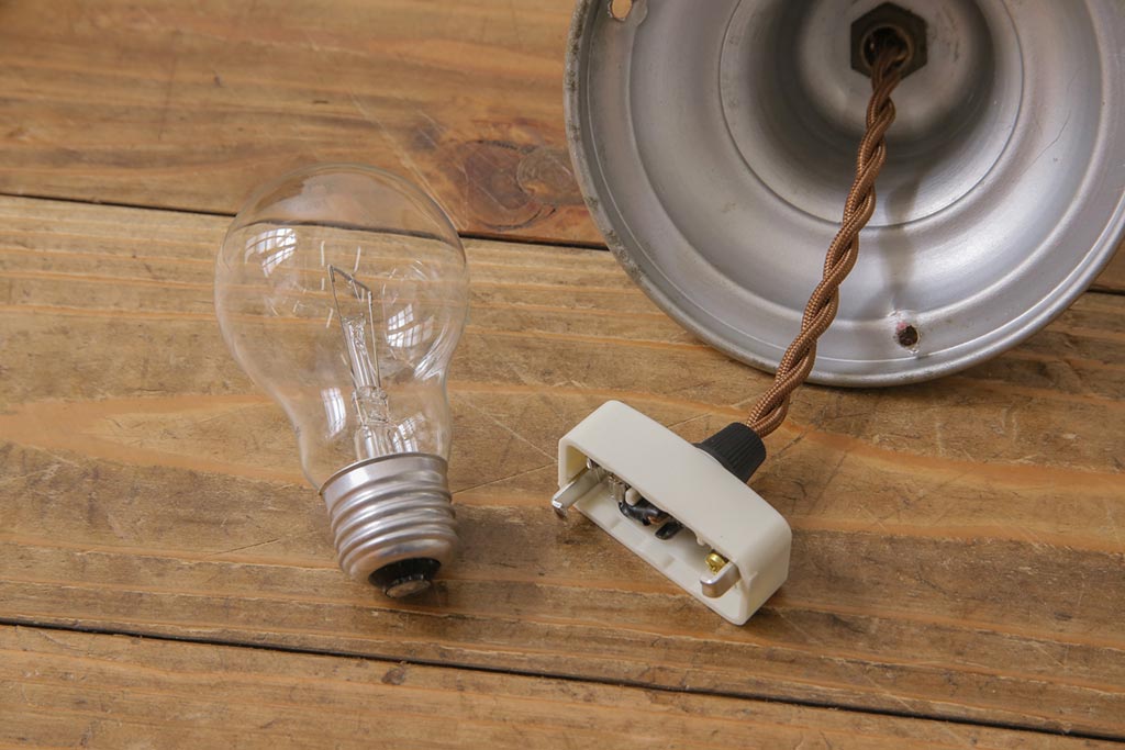 大正昭和初期　ユニークなシルエットが目を引くペンダントライト(天井照明)