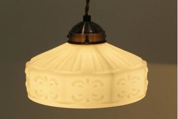 大正昭和初期　陽刻ガラス　上品で可愛らしいペンダントライト(天井照明、シェード)