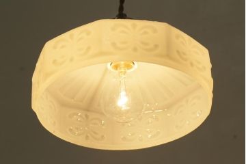 大正昭和初期　陽刻ガラス　上品で可愛らしいペンダントライト(天井照明、シェード)