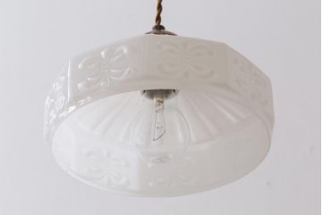 大正昭和初期　陽刻ガラス　上品で可愛らしいペンダントライト(天井照明、シェード)