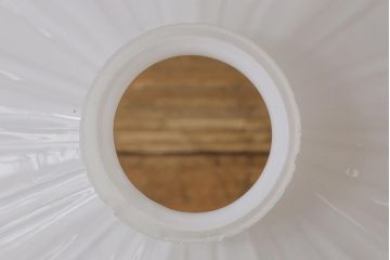 大正昭和初期　陽刻ガラス　上品で可愛らしいペンダントライト(天井照明、シェード)