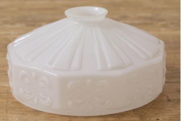 大正昭和初期　陽刻ガラス　上品で可愛らしいペンダントライト(天井照明、シェード)