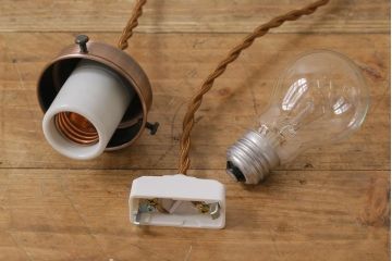 大正昭和初期　陽刻ガラス　上品で可愛らしいペンダントライト(天井照明、シェード)