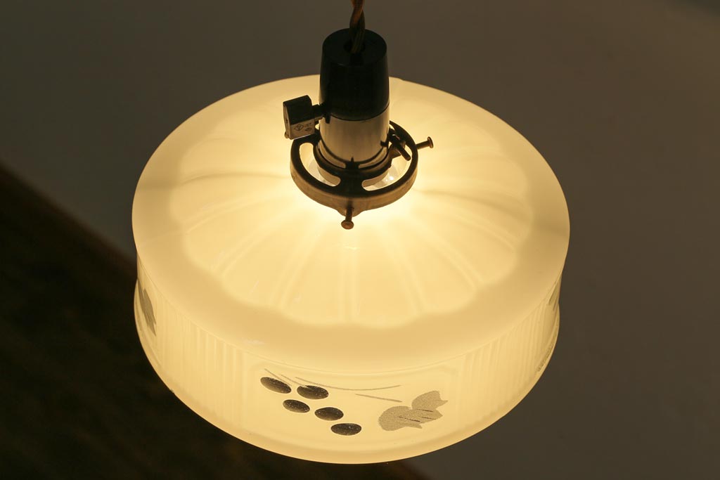 昭和レトロ　戦前　透かし柄が情緒溢れるシェード(天井照明、ペンダントライト)