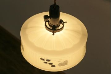 昭和レトロ　戦前　透かし柄が情緒溢れるシェード(天井照明、ペンダントライト)